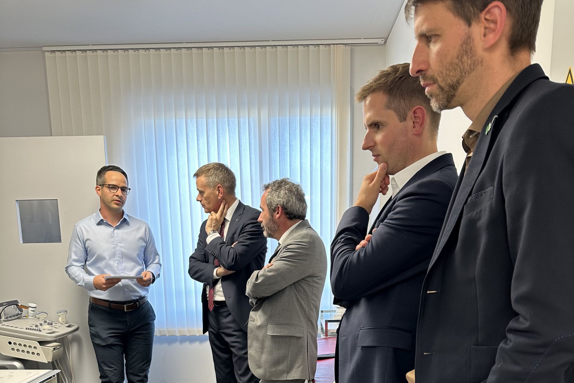 Hochrangiger Besuch in der Hausarztpraxis und Apotheke